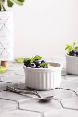 Tatlı tatlı vanilyalı panna cotta yaban mersinli