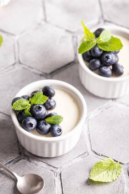 Tatlı tatlı vanilyalı panna cotta yaban mersinli