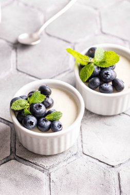 Tatlı tatlı vanilyalı panna cotta yaban mersinli