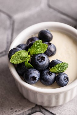 Tatlı tatlı vanilyalı panna cotta yaban mersinli
