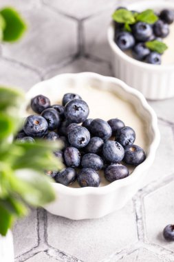 Tatlı tatlı vanilyalı panna cotta yaban mersinli