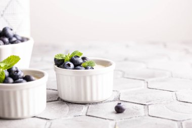 Tatlı tatlı vanilyalı panna cotta yaban mersinli