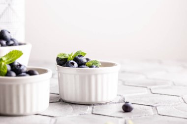 Tatlı tatlı vanilyalı panna cotta yaban mersinli