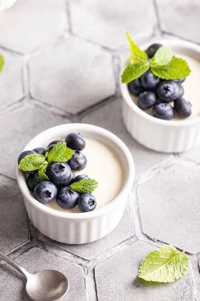 Tatlı tatlı vanilyalı panna cotta yaban mersinli