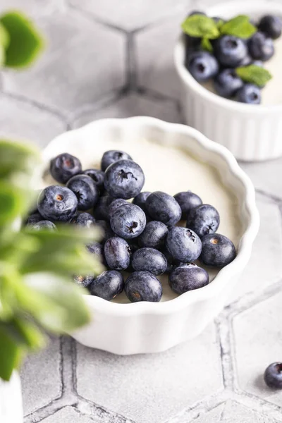 Tatlı tatlı vanilyalı panna cotta yaban mersinli