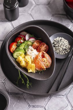 Taze somon salatasıyla akşam yemeği.