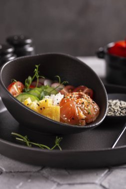 Buda kasesi, akşam yemeğinde somonla dürt.