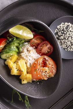 Buda kasesi, akşam yemeğinde somonla dürt.