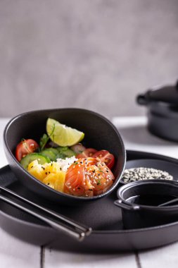 Buda kasesi, akşam yemeğinde somonla dürt.