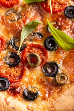 Tahtada taze pişmiş pizza.