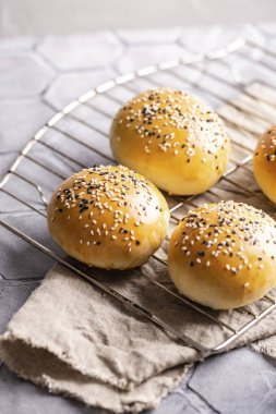 Taze pişmiş hamburgerler masada.