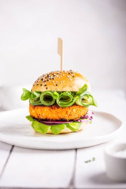 Sebzeli vejetaryen burger.