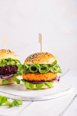 Sebzeli vejetaryen burger.