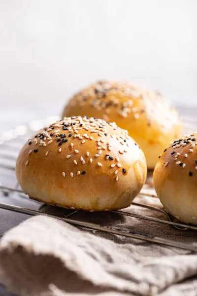 Frisch Gebackene Burger Brötchen Auf Einem Tisch — Stockfoto