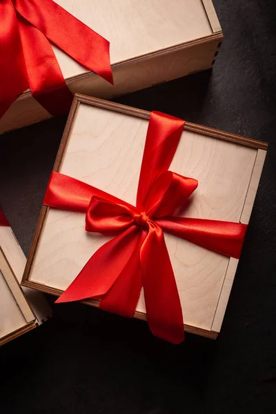 Cajas Regalo Con Cinta Roja Sobre Fondo Negro —  Fotos de Stock