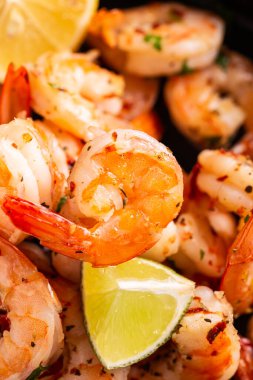 Izgarada taze pişmiş karides.