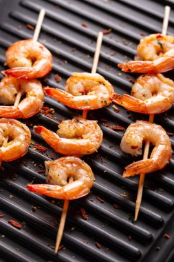 Izgarada taze pişmiş karides.