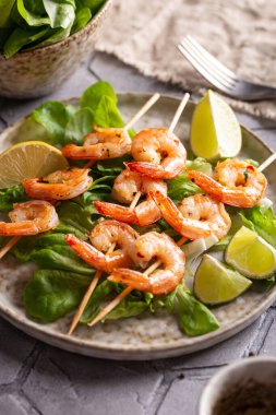 Tabakta salatalı ızgara karides.