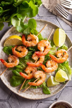 Tabakta salatalı ızgara karides.