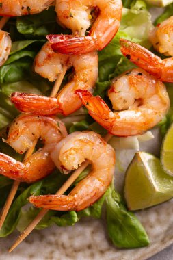 Tabakta salatalı ızgara karides.