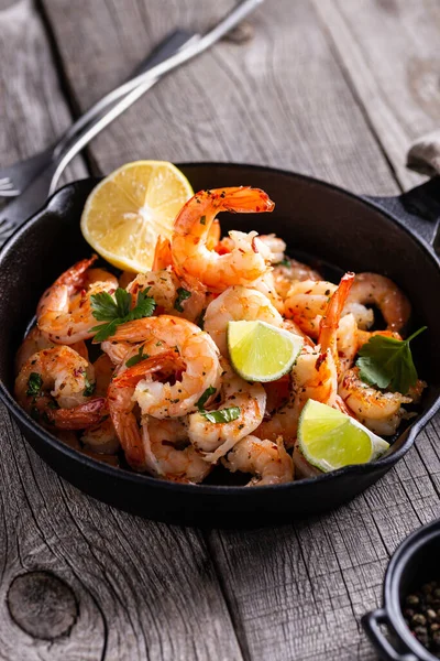 Tavada sarımsaklı sebzeli ızgara karides.