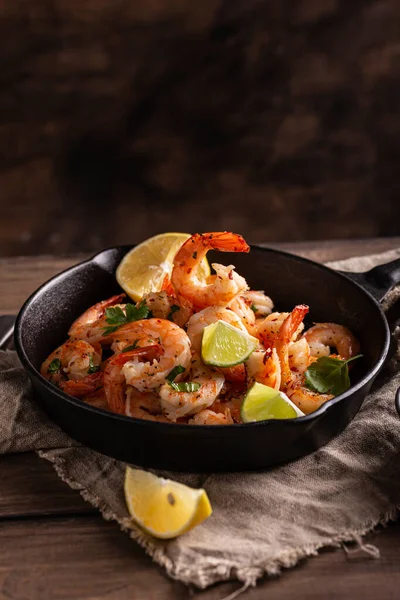 Tavada sarımsaklı sebzeli ızgara karides.