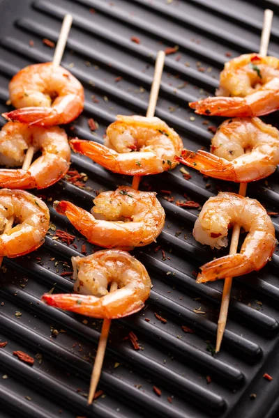 Izgarada taze pişmiş karides.