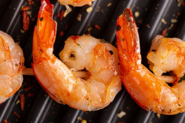 Izgarada taze pişmiş karides.