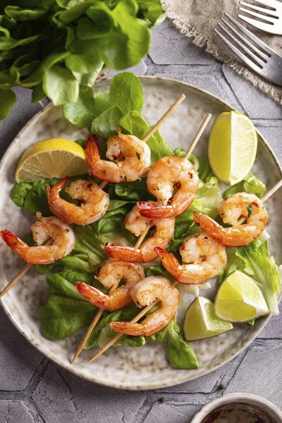 Tabakta salatalı ızgara karides.