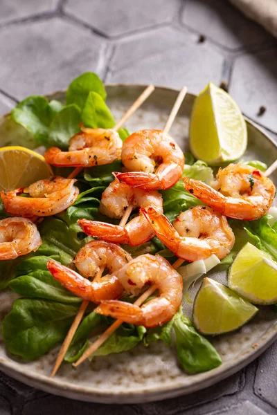 Camarões Grelha Com Salada Uma Chapa — Fotografia de Stock