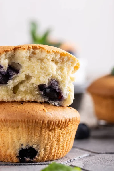 Masadaki yabanmersinli kekler.