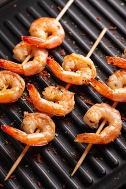 Izgarada taze pişmiş karides.