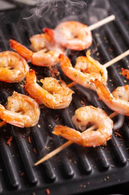 Izgarada taze pişmiş karides.