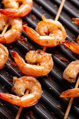Izgarada taze pişmiş karides.
