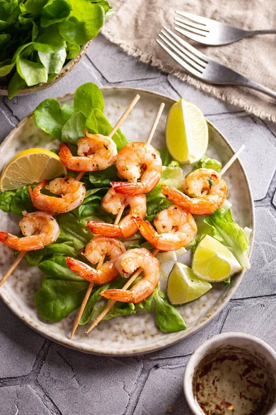 Freshly Cooked Grille Shrimps Letucce Plate — Fotografia de Stock