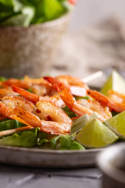 Freshly Cooked Grille Shrimps Letucce Plate — Stock Photo, Image
