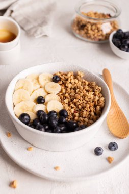 Kahvaltıda muz ve böğürtlenli müsli