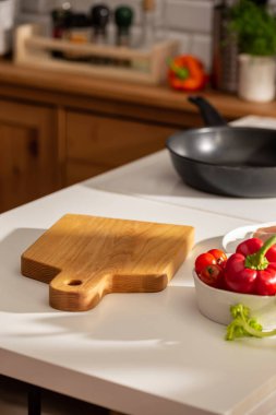 Tavuk ve sebzelerle yemek pişirmek.