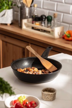 Tavada teriyaki kızartması.