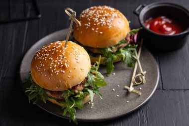 Tavuk burger ile akşam yemeği.
