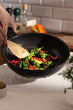 Mutfakta teriyaki tavuğu pişirirken.