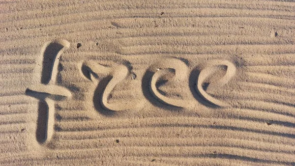 Λέξη Ελεύθερη Είναι Γραμμένη Στην Άμμο Στην Παραλία — Φωτογραφία Αρχείου