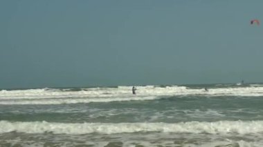 Denizde sörf yapan uçurtma