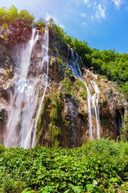 Hırvatistan. Plitvice Gölleri Ulusal Parkı. Plitvice Gölleri çağlayan şelaleler..