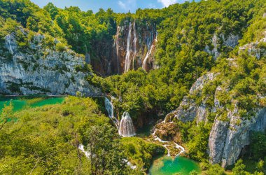 Hırvatistan. Yaz güneşli bir gün. Summer Plitvice Lakes Ulusal Parkı. Şelalelerin ve göllerin üst manzarası.