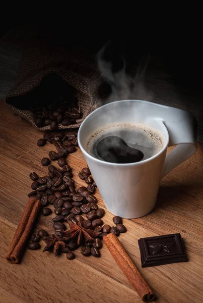 Xícara Branca Com Café Uma Mesa Madeira Grãos Café Dois — Fotografia de Stock