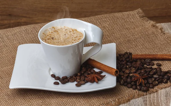 Uma Xícara Café Pires Mesa Pires Estão Grãos Café Uma — Fotografia de Stock