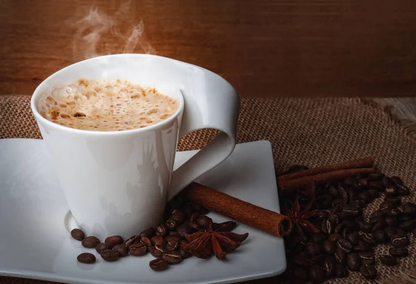 Tasse Blanche Avec Café Sur Une Sauterie Soucoupe Est Sur — Photo