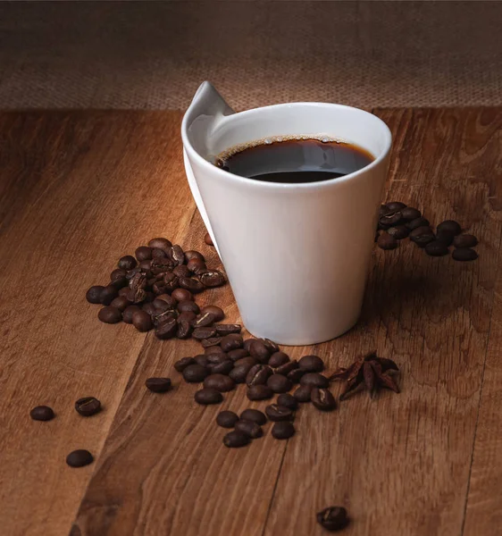 Cangkir Putih Dengan Kopi Atas Meja Kayu Kopi Kacang Berserakan — Stok Foto