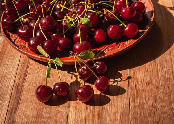Ripe Red Cherries Drops Water Lie Clay Plate Plate Wooden — Fotografia de Stock